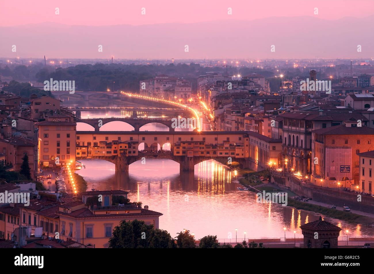 Ponte Vecchio und Fluss Arno in Florenz Stockfoto