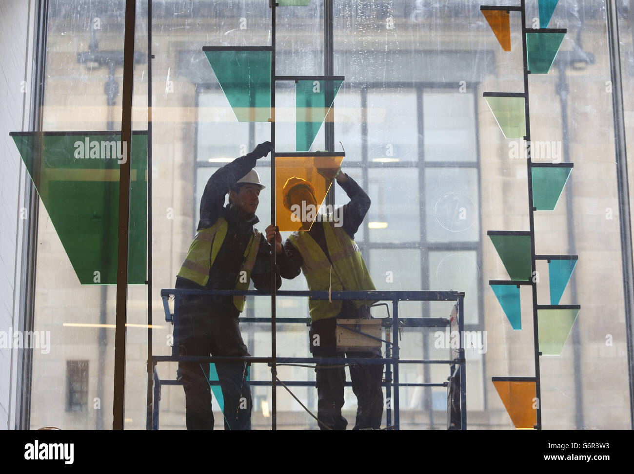 Graeme Raeburn (links) und Simon Hopkins installieren ein Werk des Turner-Preisträgers Martin Boyce am Eingang des neuen Reid-Gebäudes an der Glasgow School of Art, Glasgow. Stockfoto