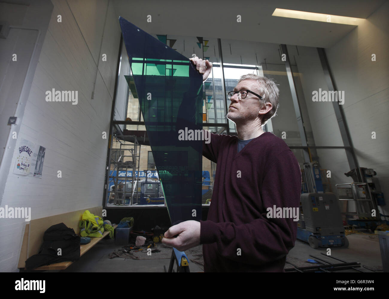 Der Turner-Preisträger Martin Boyce am Eingang des neuen Reid-Gebäudes an der Glasgow School of Art, Glasgow, hat ein neues Kunstwerk geschaffen, das im Eingangsbereich des Gebäudes zu sehen ist. Stockfoto