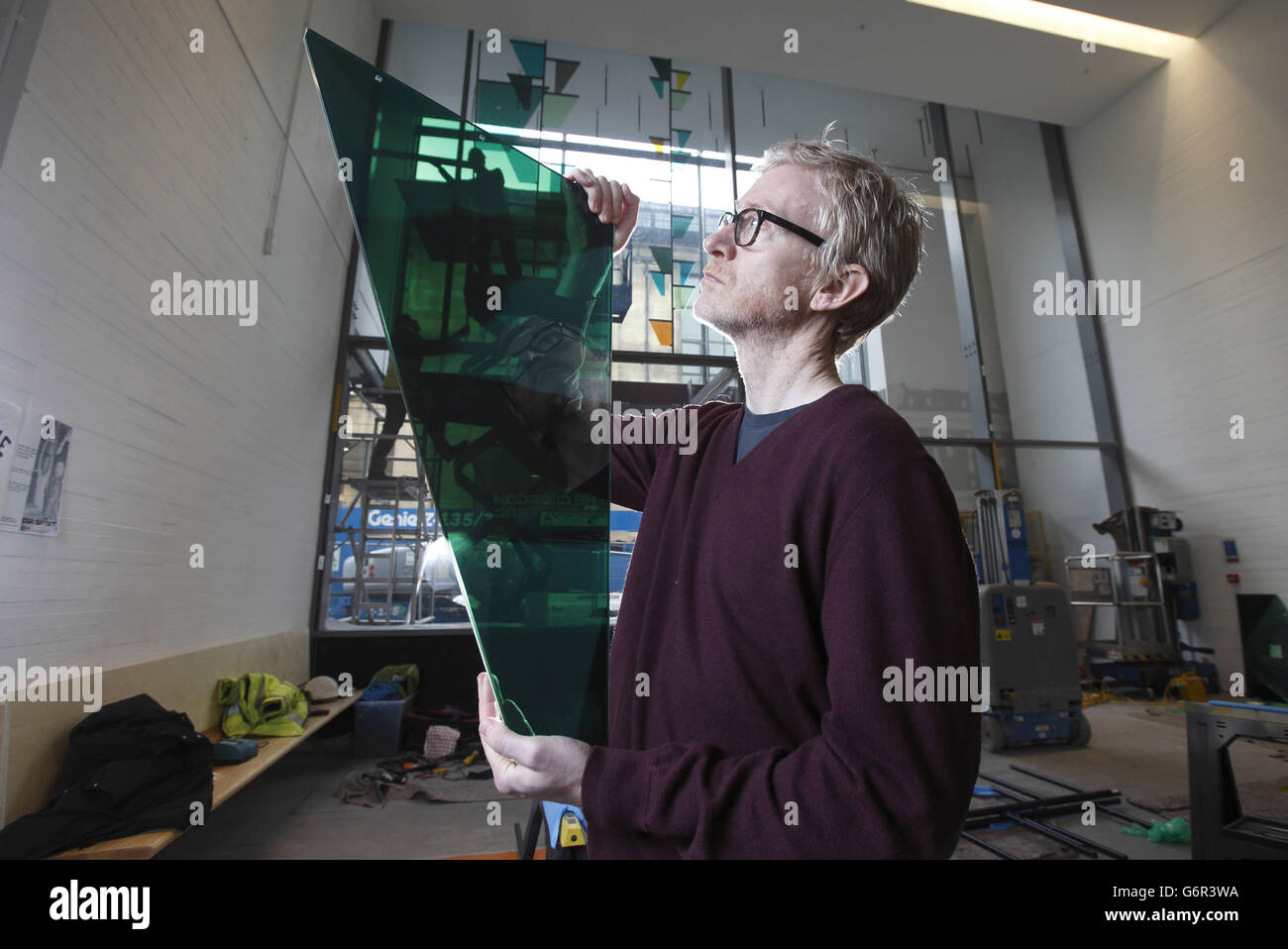 Der Turner-Preisträger Martin Boyce am Eingang des neuen Reid-Gebäudes an der Glasgow School of Art, Glasgow, hat ein neues Kunstwerk geschaffen, das im Eingangsbereich des Gebäudes zu sehen ist. Stockfoto