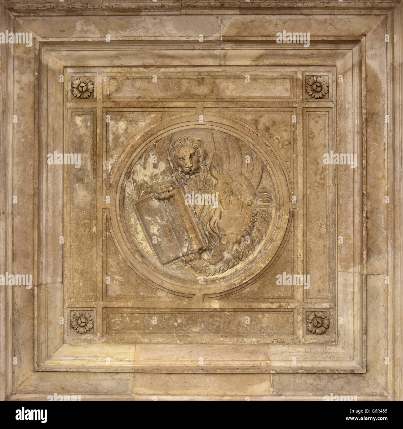 Barock Relief Venedig geflügelten Löwen auf Saint Markusplatz Galerie Decke, machte im 17. Jahrhundert Stockfoto