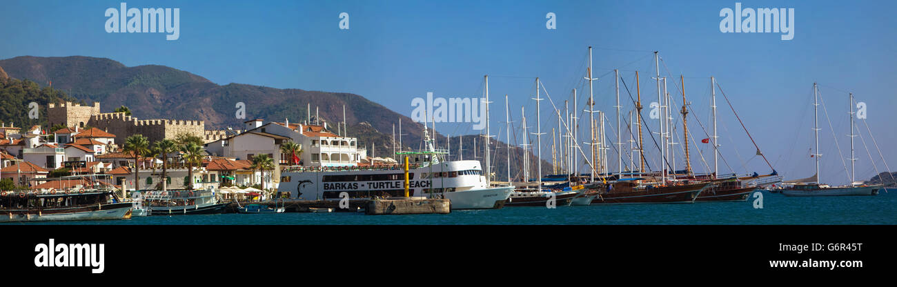 Panoramablick auf den Hafen von Marmaris in der Türkei. Stockfoto