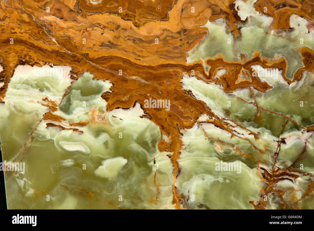 Travertin, Pakistan, einem kalkhaltigen Felsen hinterlegt in Süßwasser Umgebungen bezeichnet manchmal fälschlicherweise als "Onyx" Stockfoto