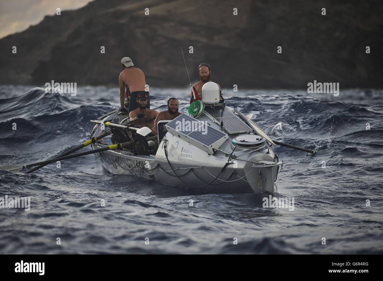 Das Row2Recovery Team, bestehend aus vier britischen Soldaten, bereitet sich auf die Ziellinie vor, wenn sie sich der karibischen Insel Antigua nähern, nachdem sie über den Atlantik rudert. Stockfoto