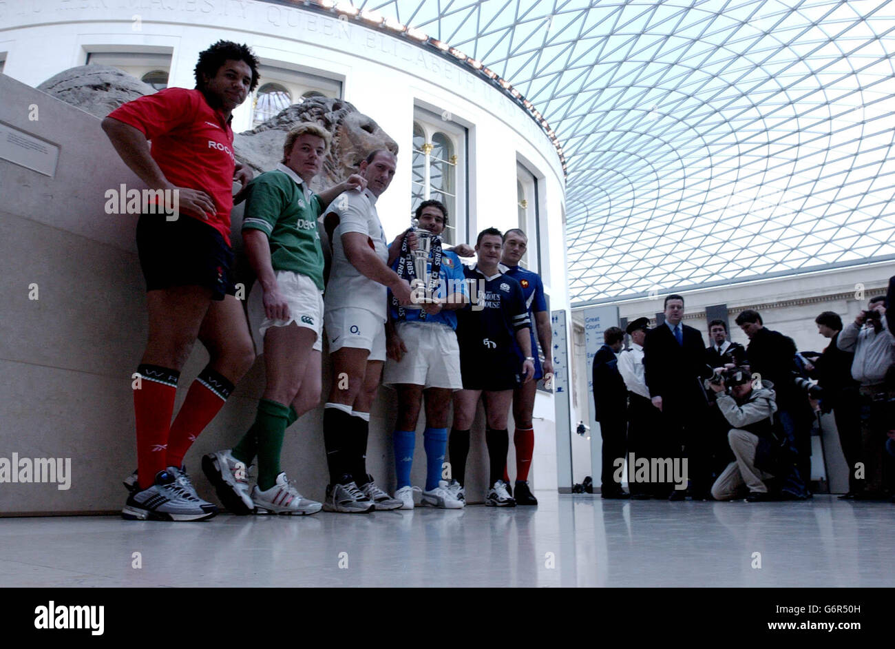 Vertreter der RBS Six Nations Championship Sides (L bis R: Colin Charvis aus Wales, Brian O'Driscoll aus Irland, Lawrence Dallaglio aus England, Adrea De Rossi aus Italien, Gordon Bullock aus Schottland und Olivier Brouzet aus Frankreich) starten den Start des diesjährigen Turniers im British Museum im Zentrum von London. Das Turnier beginnt am Samstag, 14. Februar, mit den World Champions, England, starten ihre Kampagne am folgenden Tag gegen Italien. Stockfoto