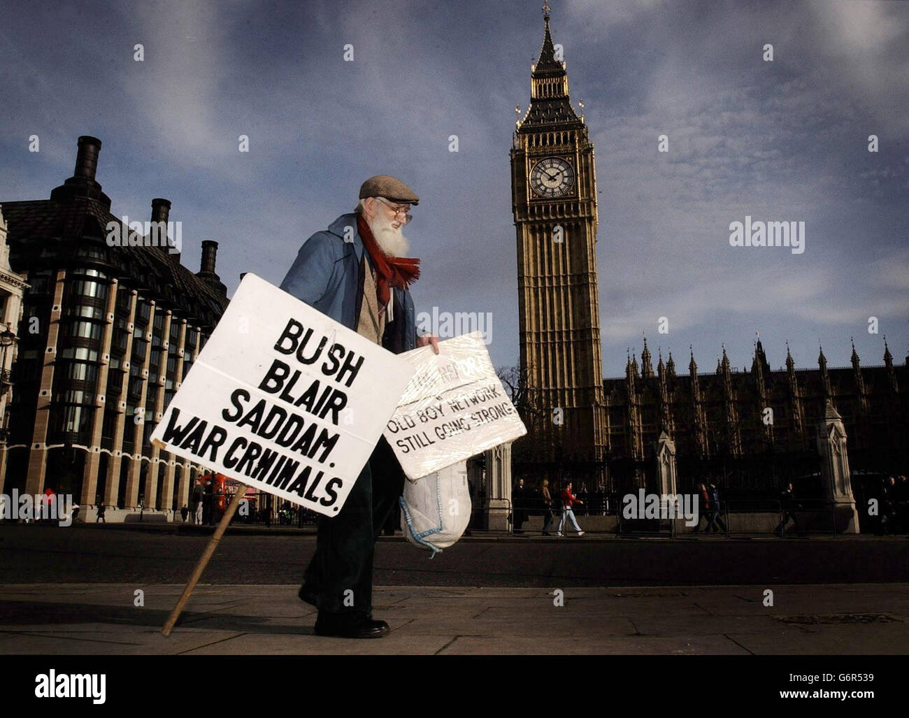 Ein einsame Demonstranten geht über den Parliament Square in London, während Minister's im Unterhaus die Ergebnisse der Hutton-Untersuchung debattierte. Stockfoto