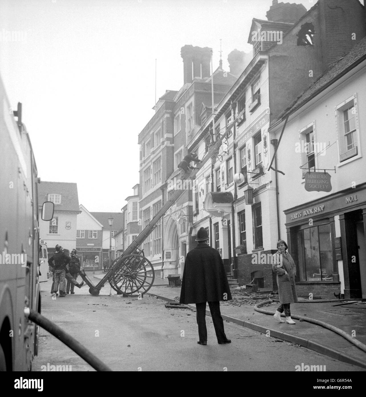 Eine Weihnachtsnacht, die in einer grimmigen Tragödie endete. Dies ist das Rose and Crown Hotel aus dem 16. Jahrhundert in Saffron Walden, Essex. Das Feuer begann in den frühen Morgenstunden und tötete elf Menschen. Auf dem Höhepunkt des Feuerglutes kämpften 75 Feuerwehrmänner gegen die Flammen. Einige der Leichen wurden Stunden nach Ausbruch des Ausbruchs unter den Trümmern gefunden. Stockfoto