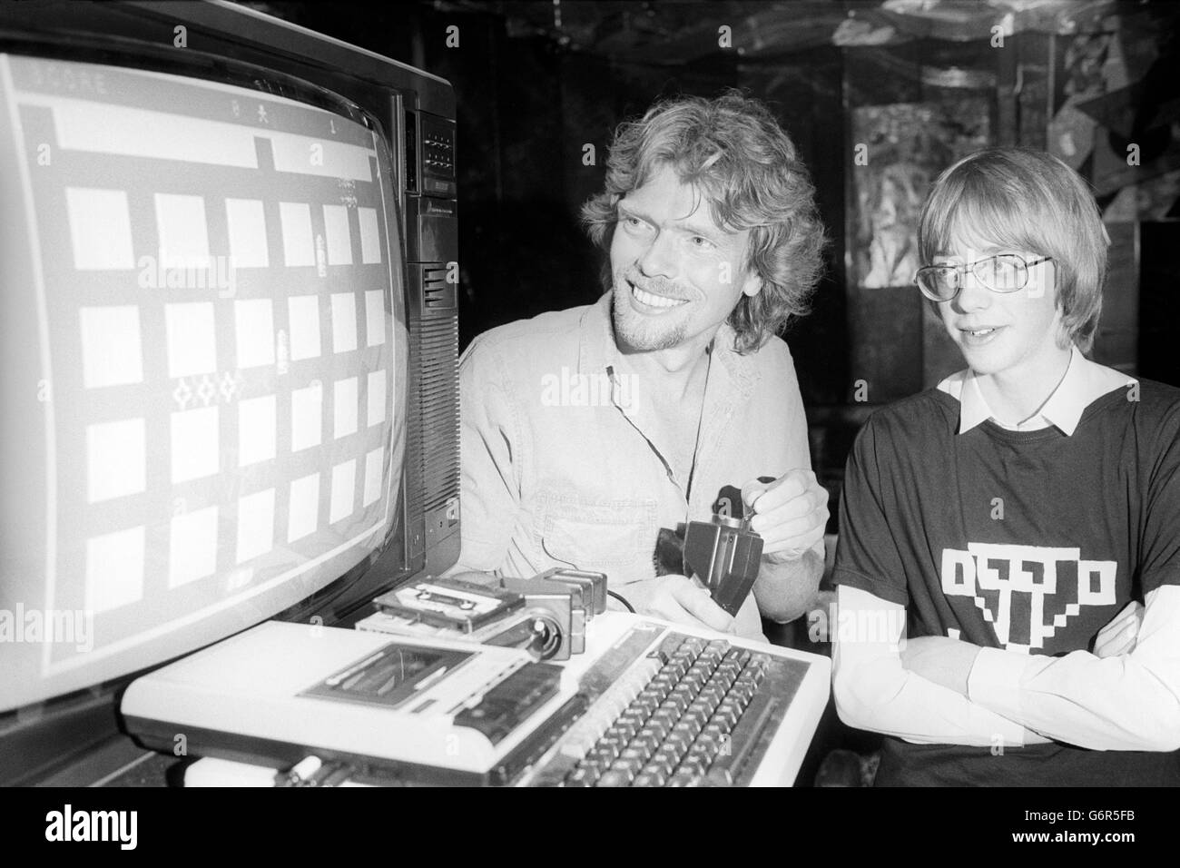 Der 16-jährige Simon Birrell (r) aus Norwich, mit dem Millionär Richard Branson, von Virgin Records berühmt, mit dem neuen Video-Computerspiel "Bug Bomb", das von Simon entworfen wurde. Stockfoto
