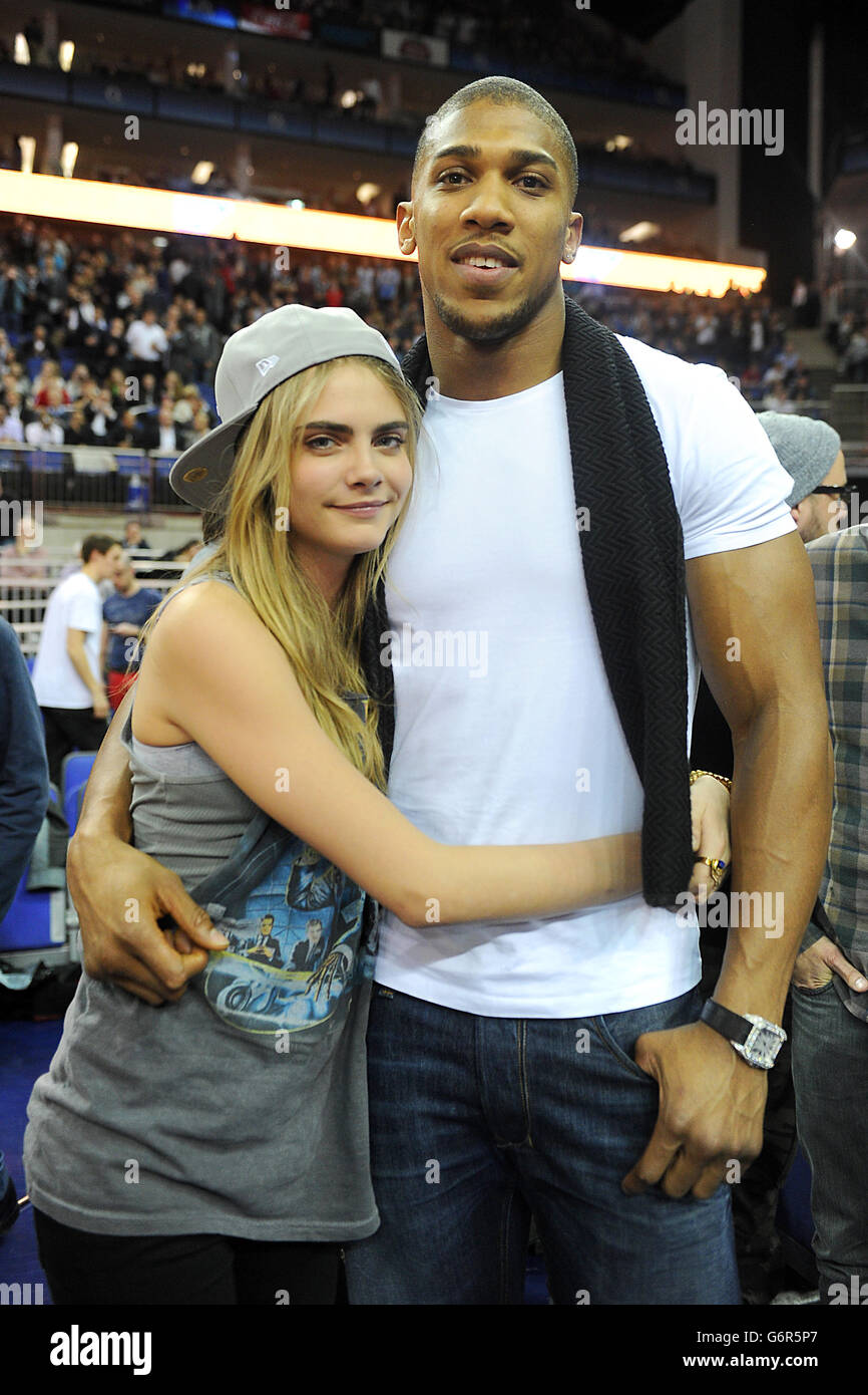 Basketball - NBA Global Games London 2014 - Atlanta Hawks gegen Brooklyn Nets - O2 Arena. Cara Delevingne und Anthony Joshua Stockfoto