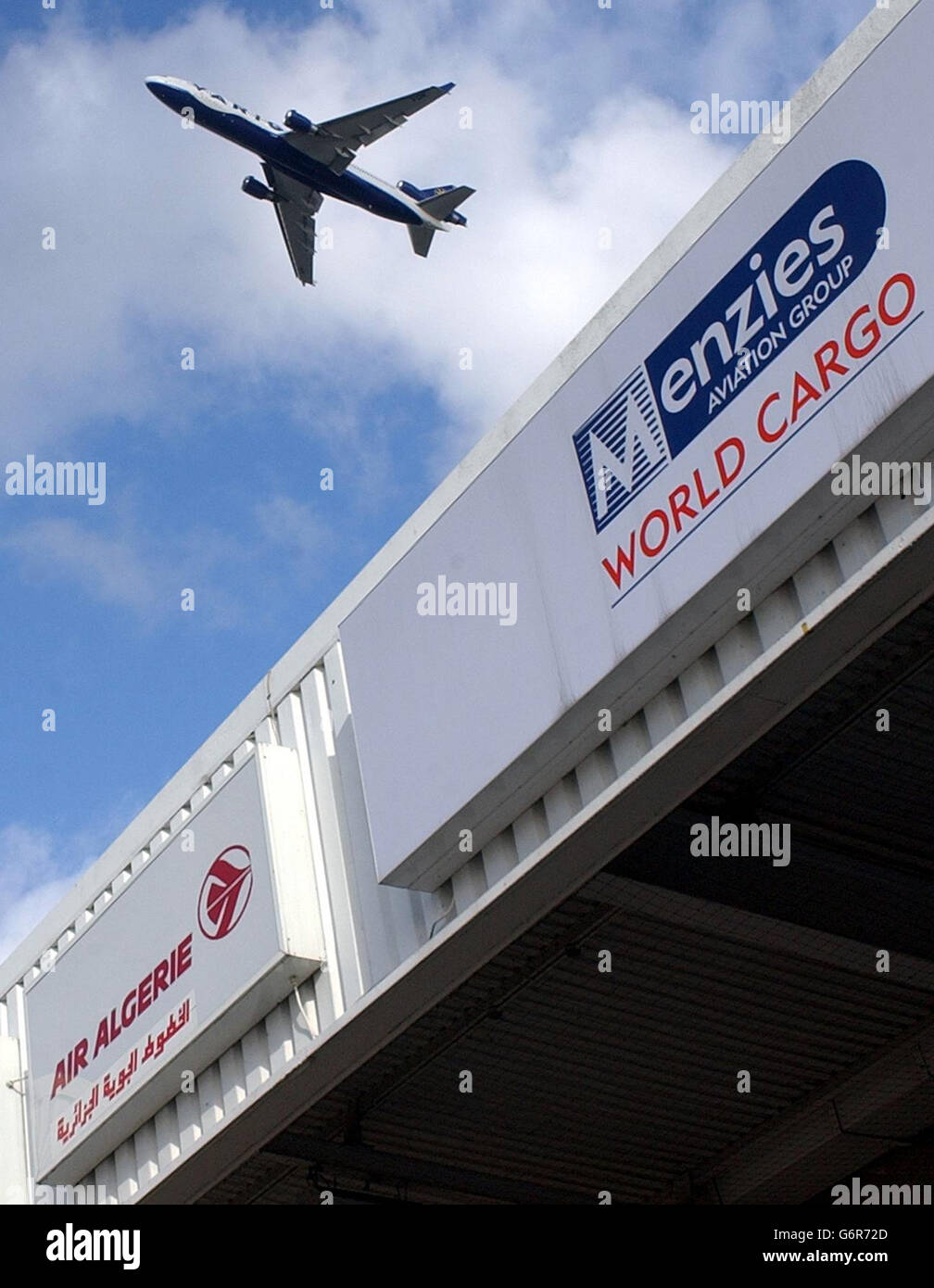 "Menzies World Cargo" Lager in Heathrow Stockfotografie Alamy