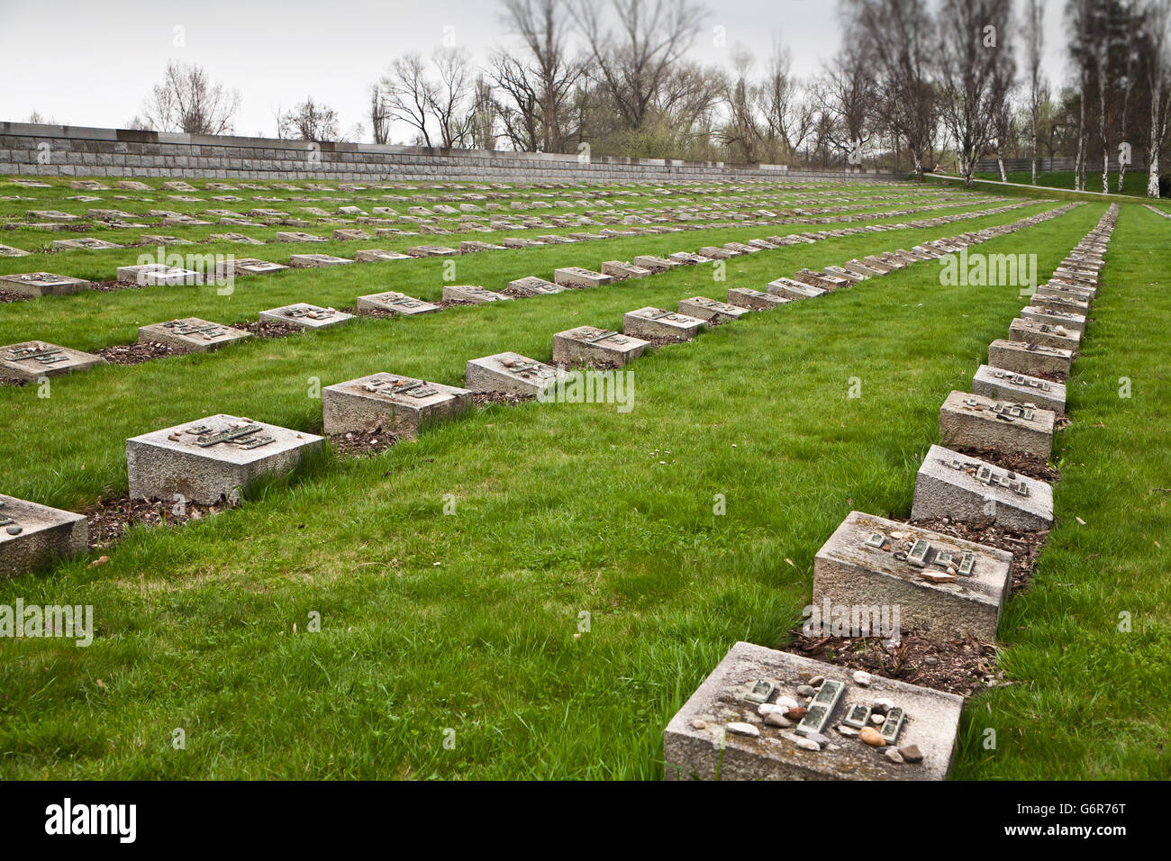 Reihen von jüdischen Holocaust Gedenksteine in Terezin Fort, in der Nähe von Prag, Tschechische Republik. Stockfoto