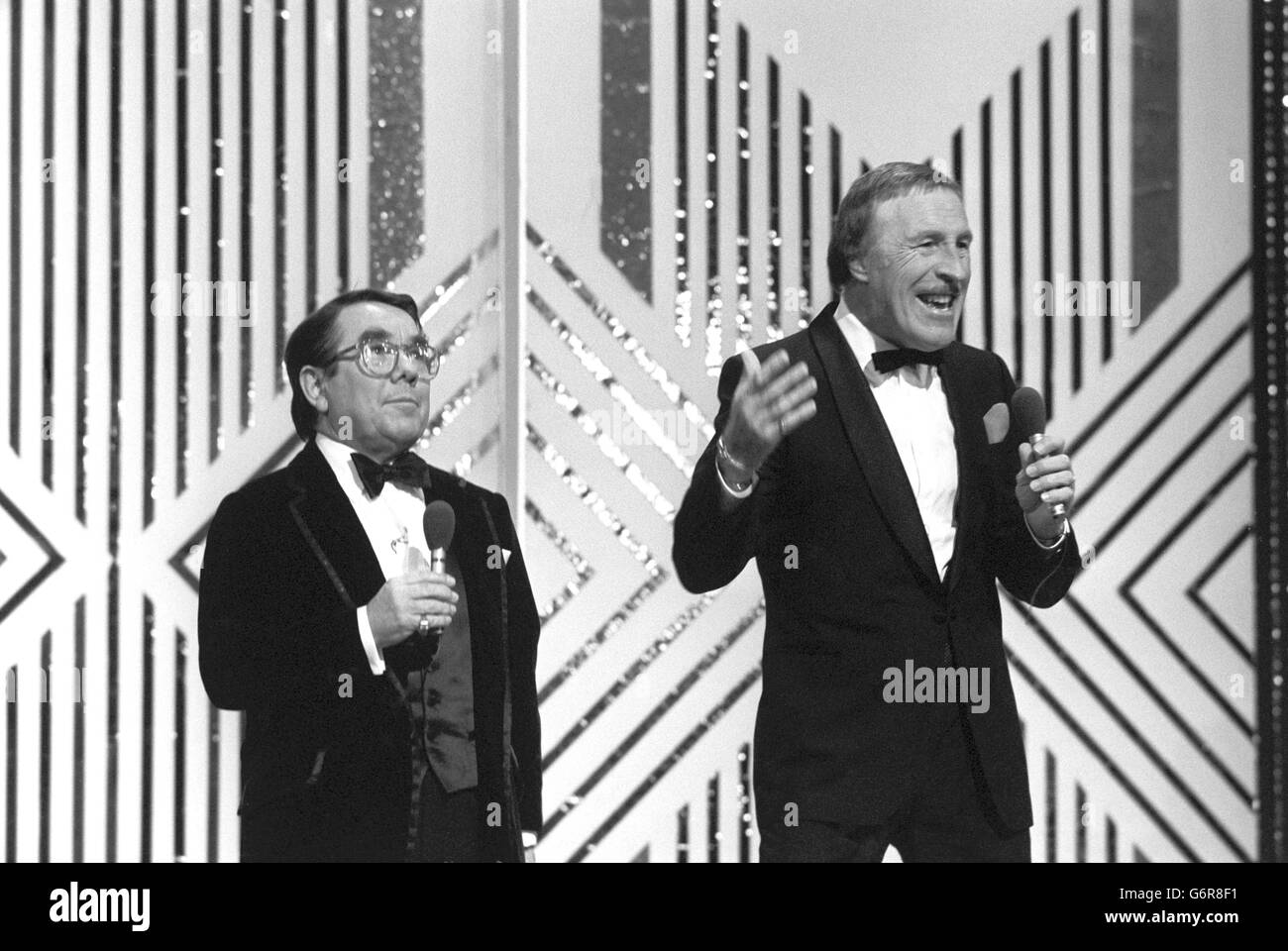 Ronnie Corbett (links) und Bruce Forsyth Proben als gemeinsame Gastgeber der Royal Variety Performance ihren Doppelakt. Stockfoto