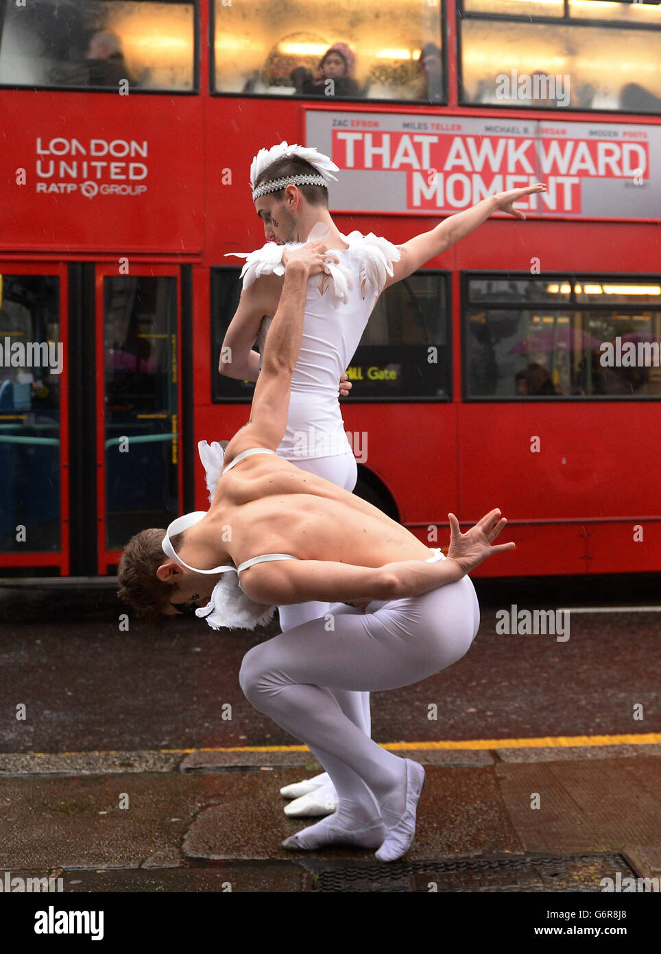 Balletttänzer und Aktivisten von Amnesty International demonstrieren heute vor der russischen Botschaft in London, um Präsident Putin die Freiheit der Meinungsäußerung und die Rechte der Homosexuellen in Russland zu ermöglichen. Stockfoto