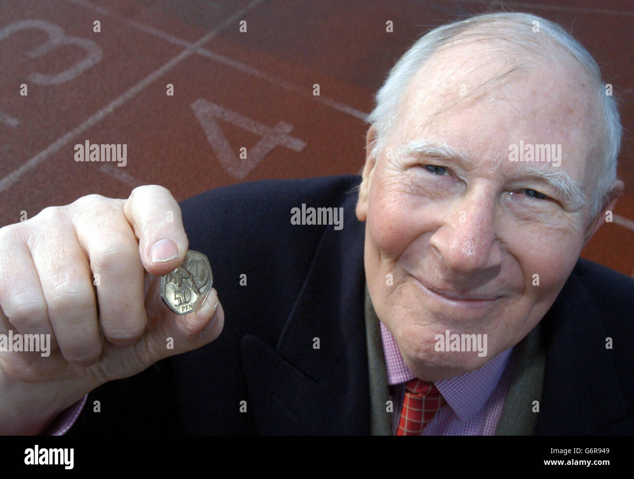 Sir Roger Bister bringt die neue Royal Mint 50p-Münze auf der Iffley Road Laufstrecke in Oxford auf den Markt. Die Münze erinnert an den 50. Jahrestag der Rekordmarke von Sir Roger Bannisters unter vier Minuten am 6. Mai 1954 an der Iffley Road. Stockfoto