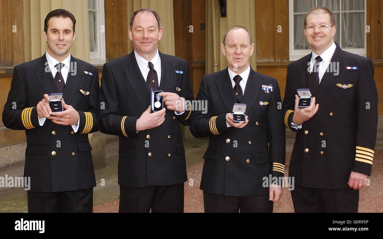 Eine Hubschrauber-Rettungsmannschaft, die ihr eigenes Leben riskierte, um neun Männer zu retten, nachdem ihr Fischtrawler auf hoher See im Atlantik versank, wurde von der Queen im Buckingham Palace in London geehrt. Von links: Capt Neill Stephenson, Chris Murray, Julian Grinney und Clark Broad, Die alle Mitglieder des Küstenwache Rettungshubschraubers in Stornoway sind, zeigen stolz ihre Queen's Gallantry Medal (Murray) und Queen's Commendation for Tapfery in the Air Awards für ihre Rolle bei der Rettung der Besatzung vor einem geplagten deutschen Fischerboot im März 2001. Stockfoto