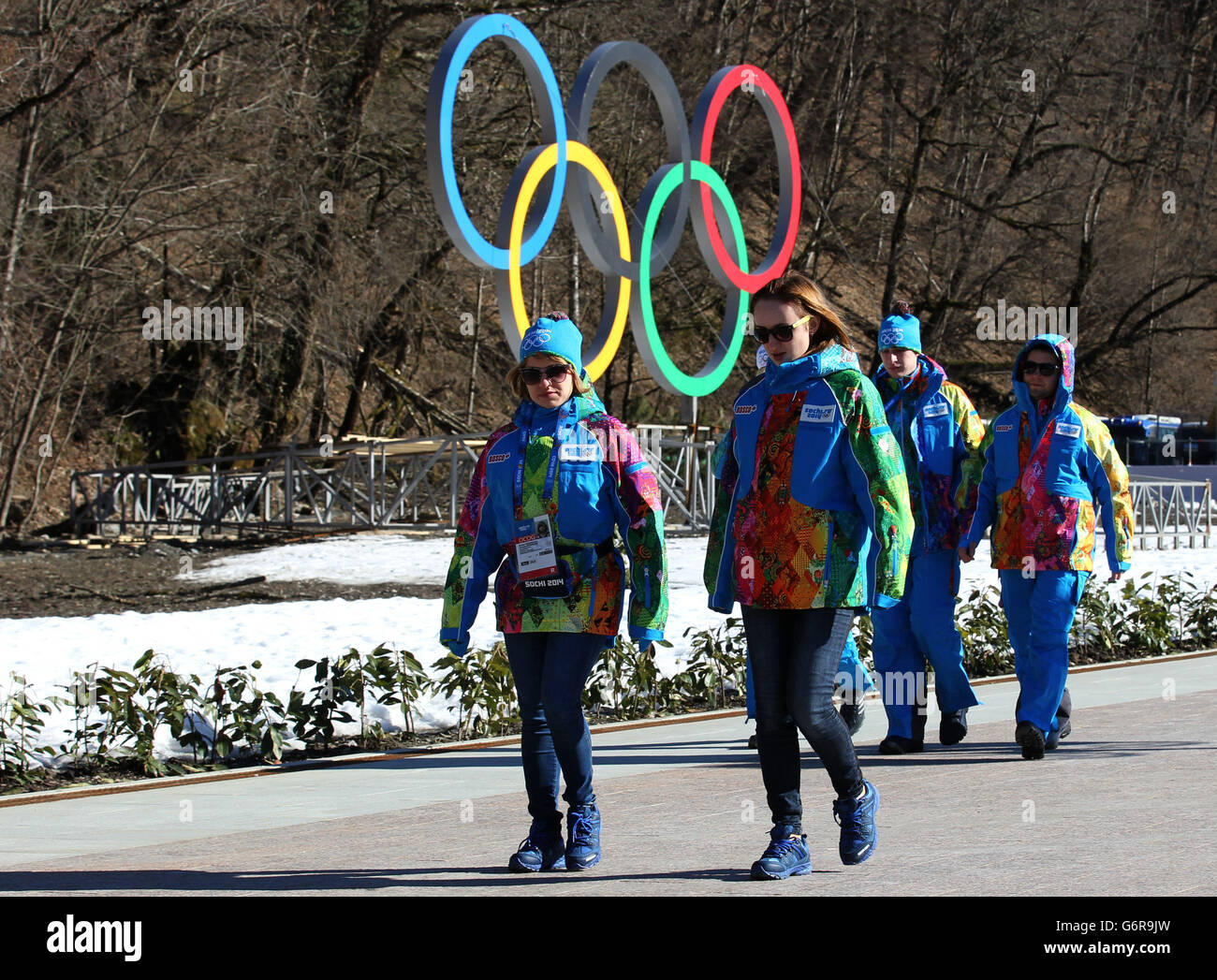 Olympische Winterspiele in Sotschi - Aktivitäten vor den Spielen - Sonntag. Vor den Olympischen Winterspielen in Sotschi 2014 laufen die Menschen an einem olympischen Schild im Rosa Khutor Alpine Resort vorbei. Stockfoto