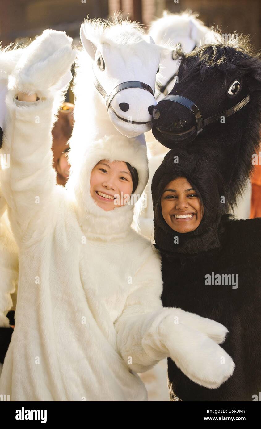 Kostüme Darsteller während der jährlichen Parade zum chinesischen Neujahr durch das Zentrum von London, die den Beginn des Jahres des Pferdes markiert. Stockfoto