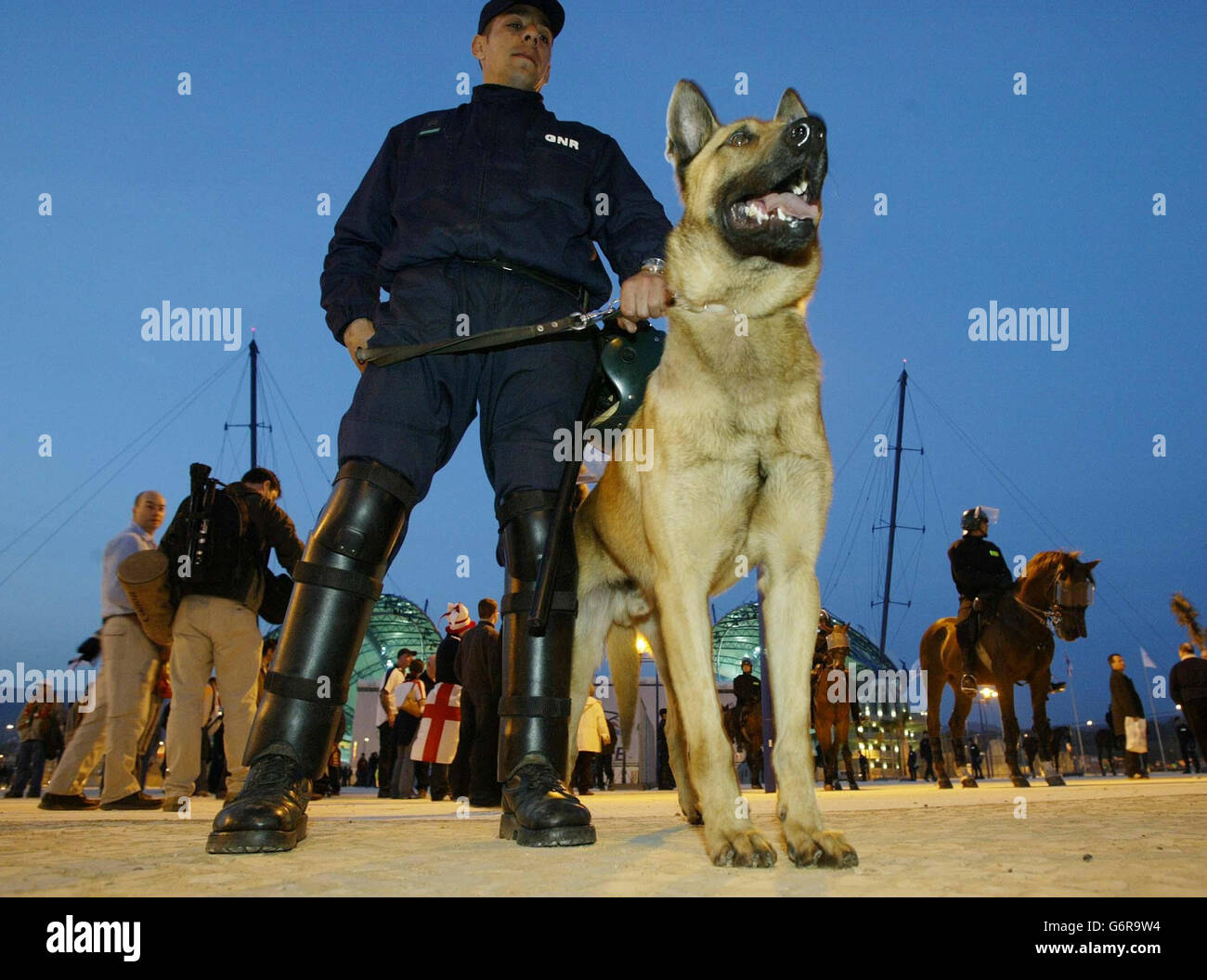 Mitglieder der portugiesischen Polizei im Algarve-Stadion in Faro vor dem heutigen, freundlichen internationalen Fußballspiel zwischen Portugal und England. Stockfoto