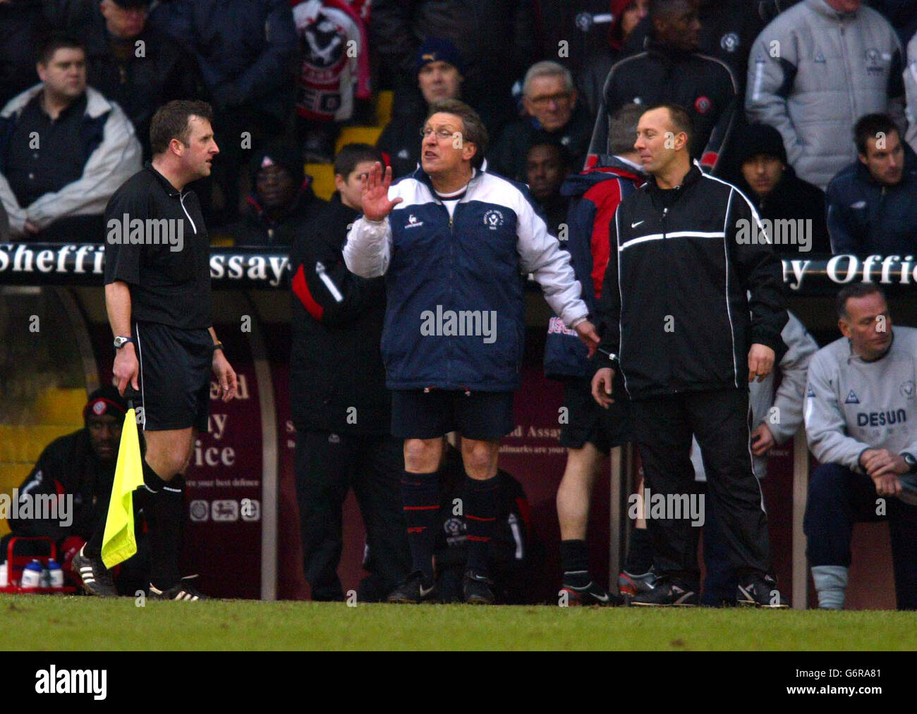 Der Manager von Sheffield United, Neil Warnock, spricht mit dem Linienführer seines Mannschaften-Spiels gegen die Besucher West Brom während des Nationwide Division One-Spiels in der Bramall Lane, Sheffield. West Bromwich Albion gewann 2:1. . Stockfoto