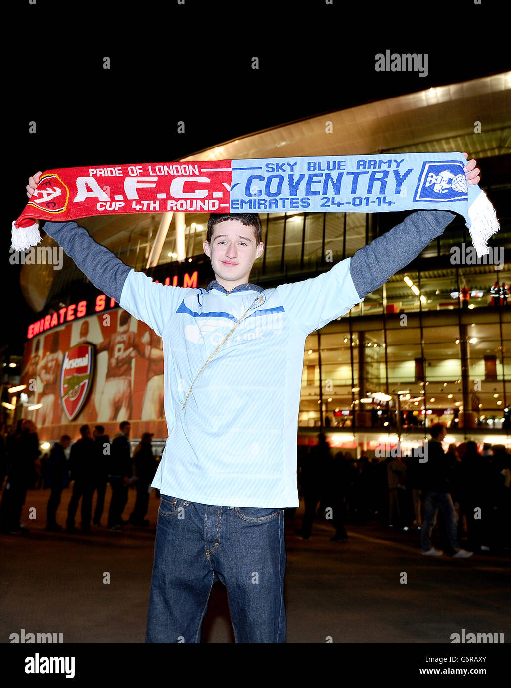 Fußball - FA Cup - vierte Runde - Arsenal gegen Coventry City - Emirates Stadium. Ein Fan vor dem Emirates Stadium. Stockfoto