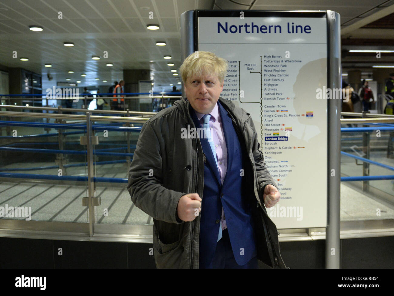 Der Bürgermeister von London Boris Johnson trifft Pendler und Mitarbeiter an der U-Bahnstation London Bridge, da ein Streik auf der Londoner U-Bahn zu einem Stillstand auf den Straßen und massiven Störungen auf Röhren und Bussen geführt hat. Stockfoto