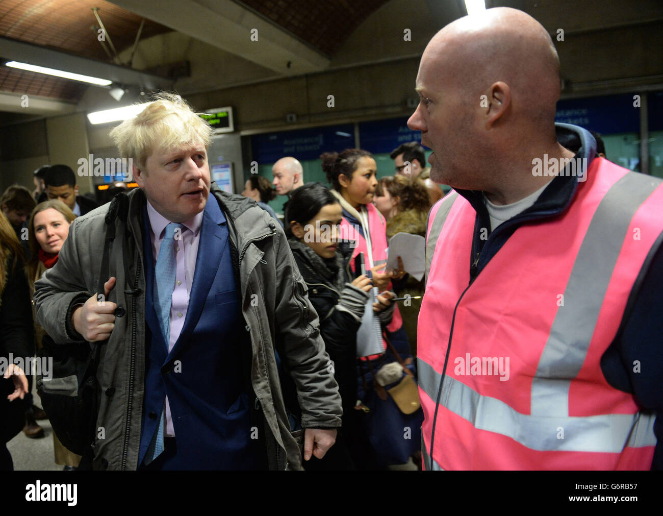 Der Bürgermeister von London Boris Johnson trifft Pendler und Mitarbeiter an der U-Bahnstation London Bridge, da ein Streik auf der Londoner U-Bahn zu einem Stillstand auf den Straßen und massiven Störungen auf Röhren und Bussen geführt hat. Stockfoto
