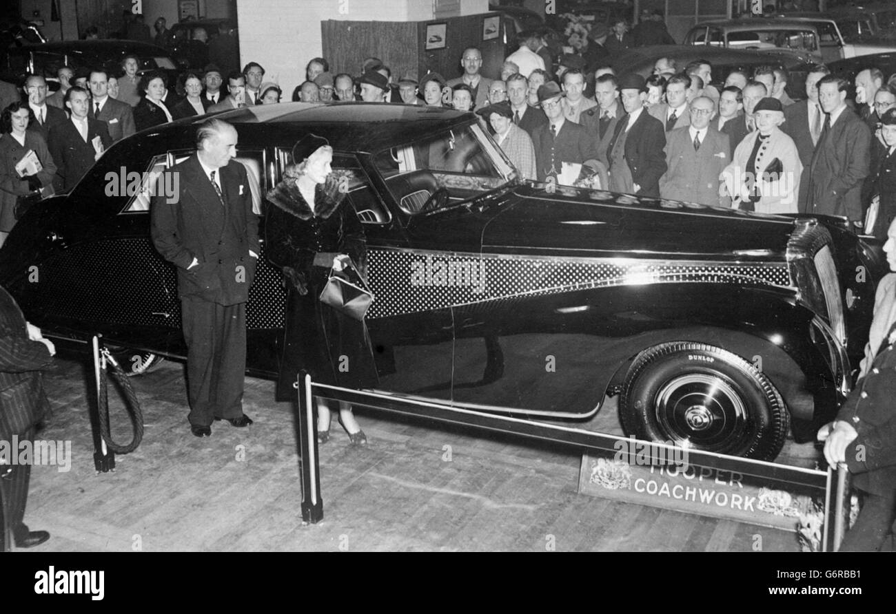Lady Norah Docker und der vergoldete Daimler, der die Sensation der London Motor Show 1951 ist. Sir Bernard ließ das Auto für seine Frau bauen. Stockfoto