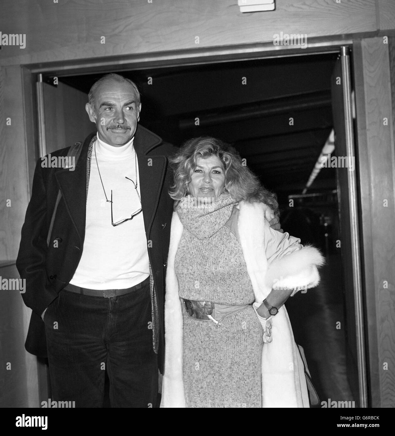 Showbiz - Sean Connery Sichtung - Heathrow Flughafen- Stockfoto