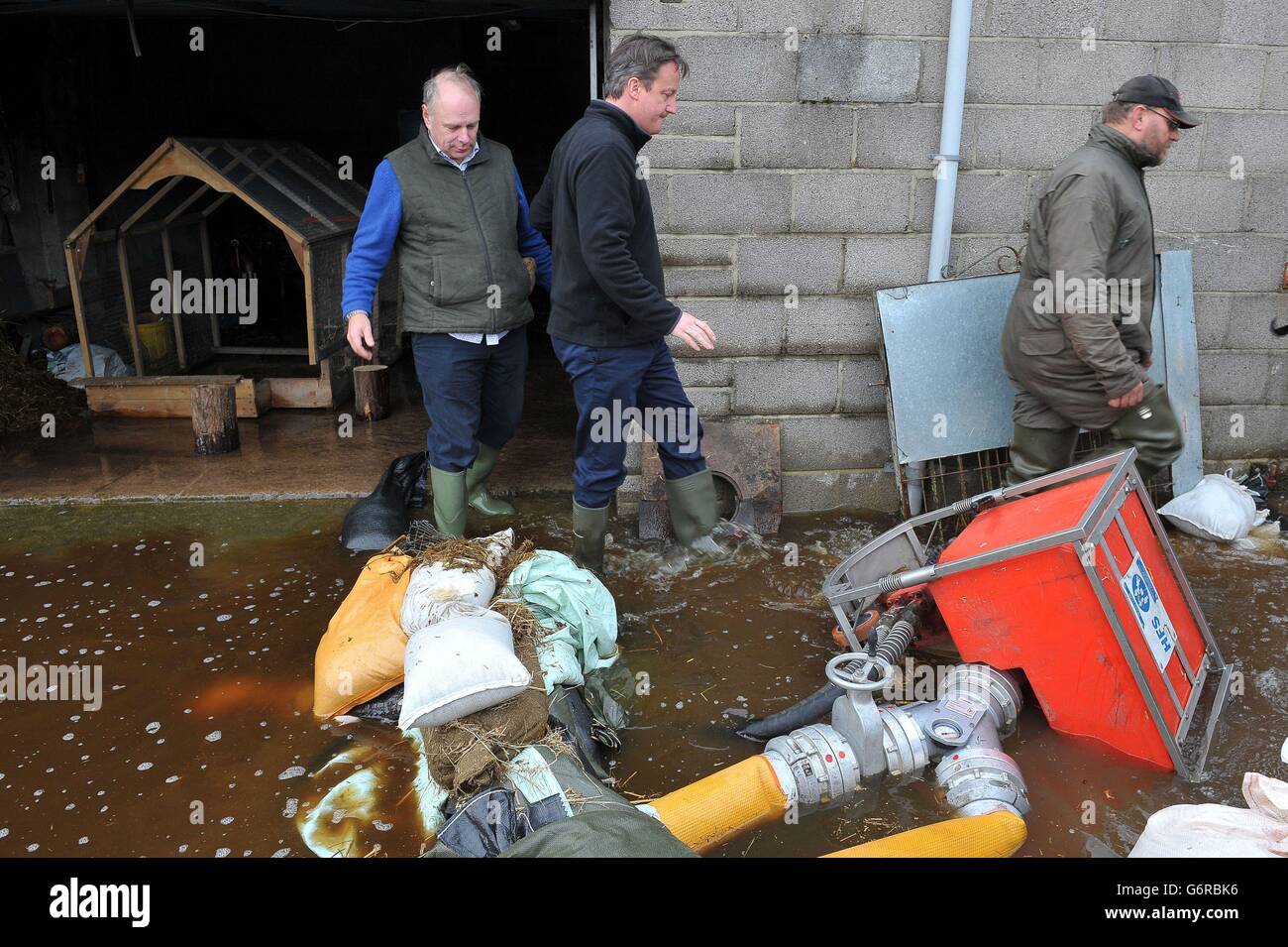 Premierminister David Cameron mit Bridgwater und dem Abgeordneten Ian Liddell-Grainger aus West Somerset (links) und dem Landwirt Tony Davy (rechts) bei einem Besuch der Goodings Farm in Fordgate, Somerset. Stockfoto