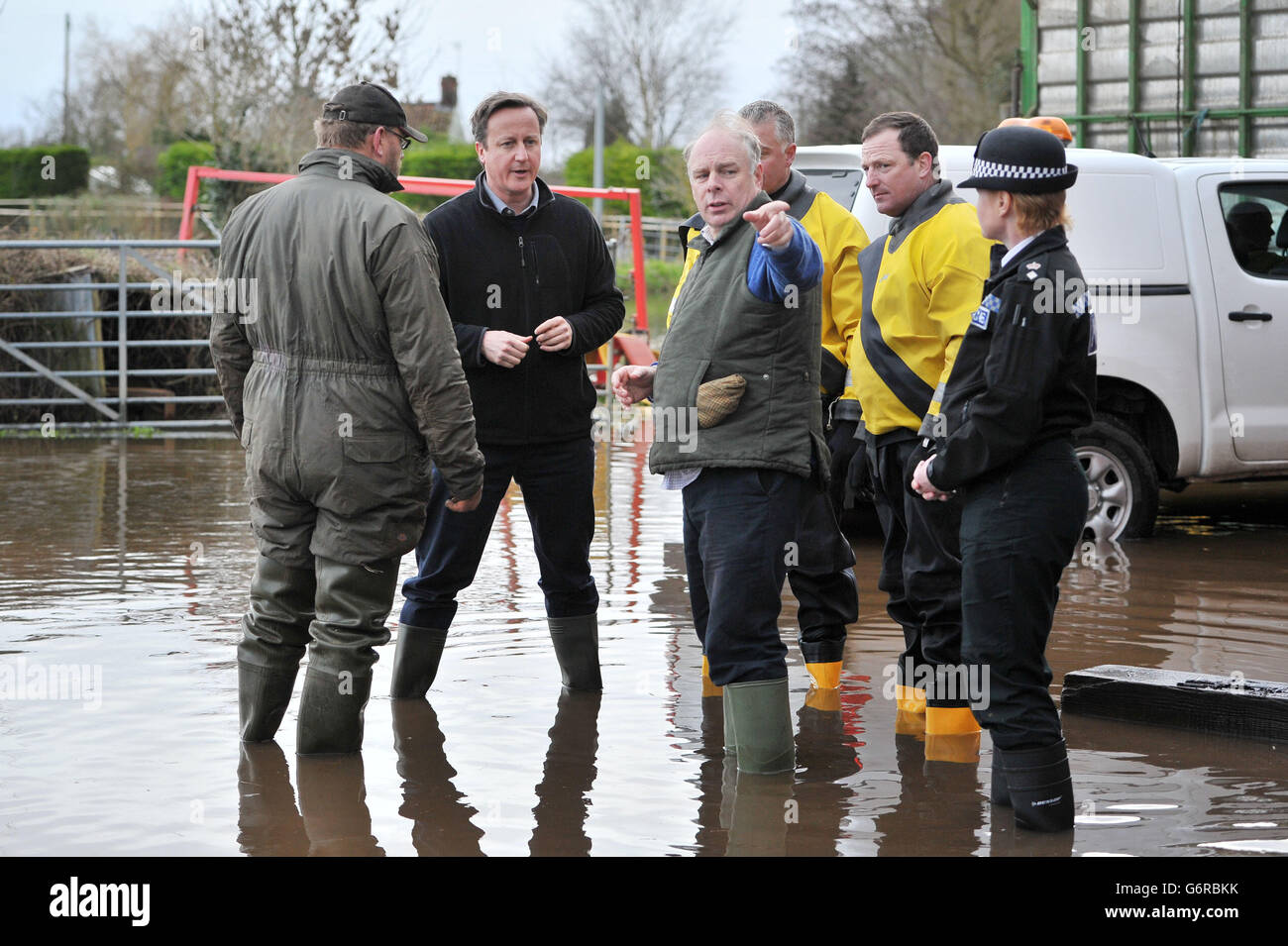 Premierminister David Cameron mit Bridgwater und dem Abgeordneten von West Somerset, Ian Liddell-Grainger (3. Links), und Landwirt Tony Davy (links) bei einem Besuch der Goodings Farm in Fordgate, Somerset. Stockfoto