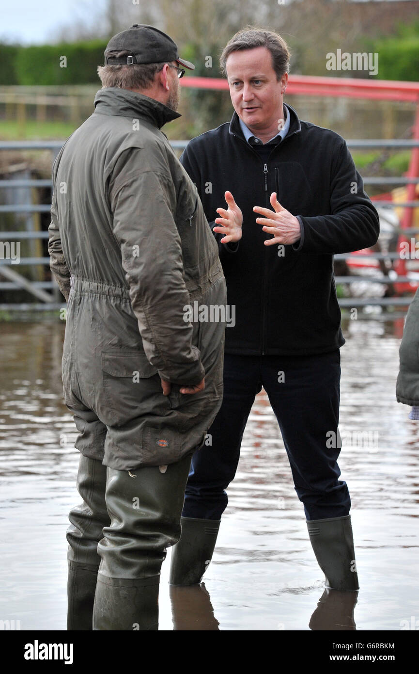 Premierminister David Cameron spricht mit dem Landwirt Tony Davy (links) bei einem Besuch der Goodings Farm in Fordgate, Somerset. Stockfoto