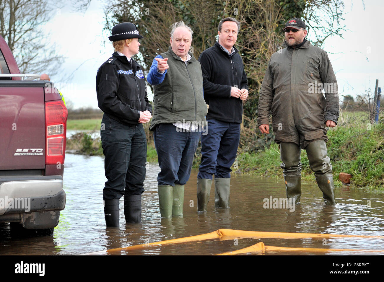Premierminister David Cameron mit Bridgwater und West Somerset MP Ian Liddell-Grainger (2. Links) und Landwirt Tony Davy (rechts) bei einem Besuch der Goodings Farm in Fordgate, Somerset. Stockfoto