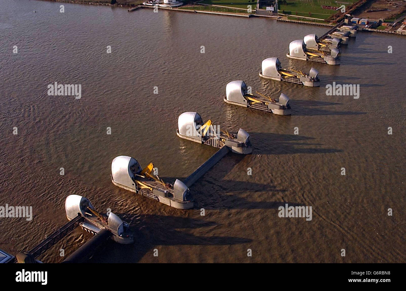 Die Thames Barrier in der Nähe des London City Airport, östlich von London. *31/03/04: Laut dem wissenschaftlichen Chefberater der Regierung, Professor Sir David King, Es muss angepasst und wahrscheinlich mit zusätzlichen Strukturen ergänzt werden, um die Überschwemmungsgewässer in Schach zu halten, wie er im BBC Today-Programm warnte, dass Londons Hochwasserschutz erheblich verstärkt werden muss, um die Auswirkungen des Klimawandels zu bekämpfen. Er sagte, dass die Barriere für weitere 20 Jahre gut sein würde, wie sie ist. Stockfoto