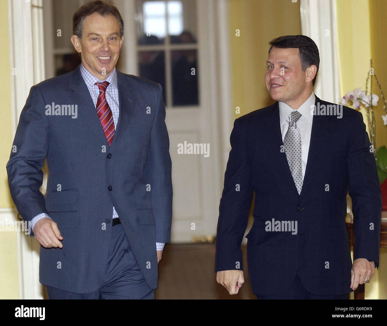 König Abdullah II. Von Jordanien, rechts, tritt mit dem britischen Premierminister Tony Blair in seiner offiziellen Residenz in der Downing Street im Zentrum von London ein Stockfoto