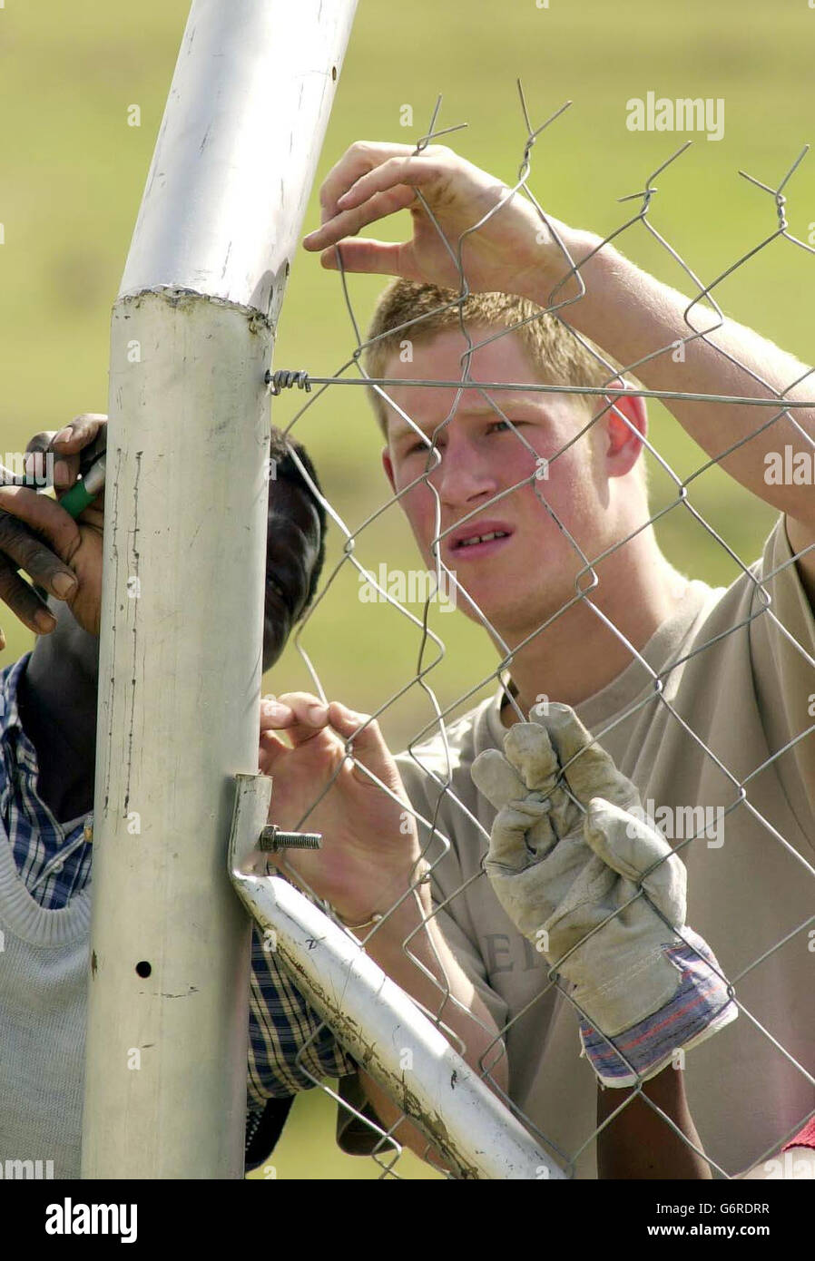 Prinz Harry, der jüngere Sohn des britischen Prinzen Charles, schließt sich den Einheimischen an, als er beim Bau eines Zauns hilft, im Mants'ase Kinderheim für Waisenkinder in der Nähe von Mohale's Hoek, etwa 60 Meilen südlich von Maseru in Lesotho. Der 19-jährige Prinz ist im Rahmen seines GAP-Jahres seit drei Wochen im südafrikanischen Land und hat auch AIDS-Opfer und TB-Betroffene getroffen, bei anderen Gemeinschaftsprojekten mitgeholfen und einige Besichtigungen mitgemacht. Stockfoto