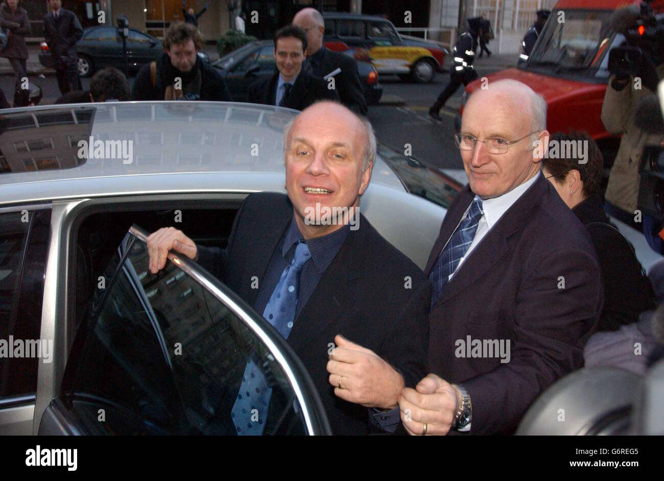 Greg Dyke verlässt das BBC-Hauptquartier am Portland Place, London, um Mitarbeiter zu besuchen, die aus Protest gegen seinen Rücktritt aus dem White City Television Center ausgetreten sind. Herr Dyke, der gestern Abend seinen Rücktritt dem Gouverneursrat überreichte, sagte, dass die heftige Kritik an der BBC-Verwaltung im Hutton-Bericht ihn in eine Ecke gezwungen habe. Stockfoto