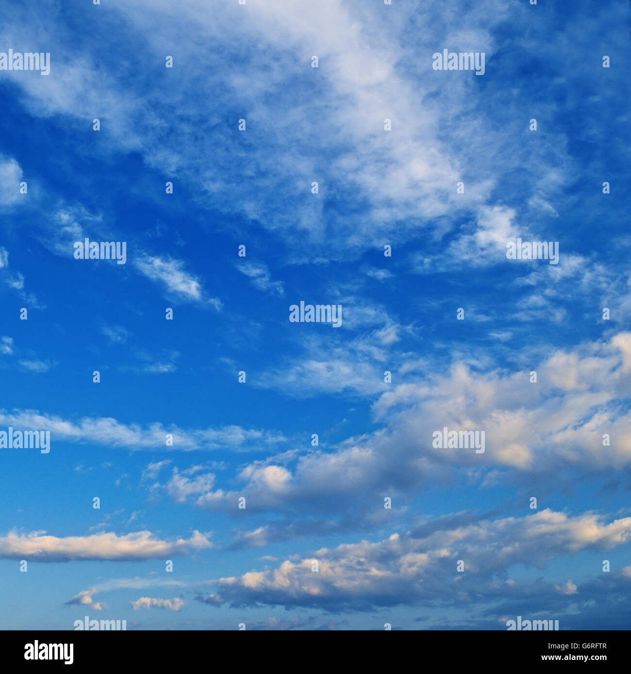 Schöne weiße Wolken am blauen Himmel. Stockfoto