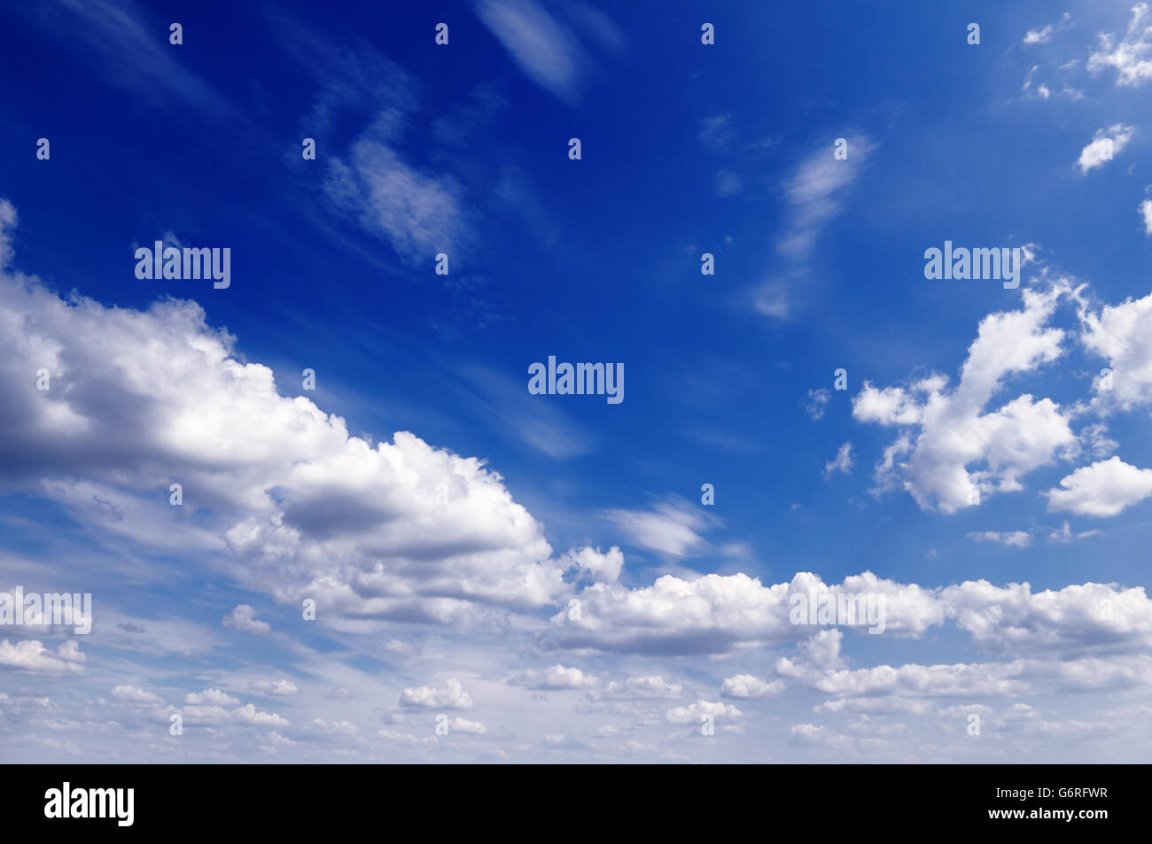 Schöne weiße Wolken am blauen Himmel. Stockfoto