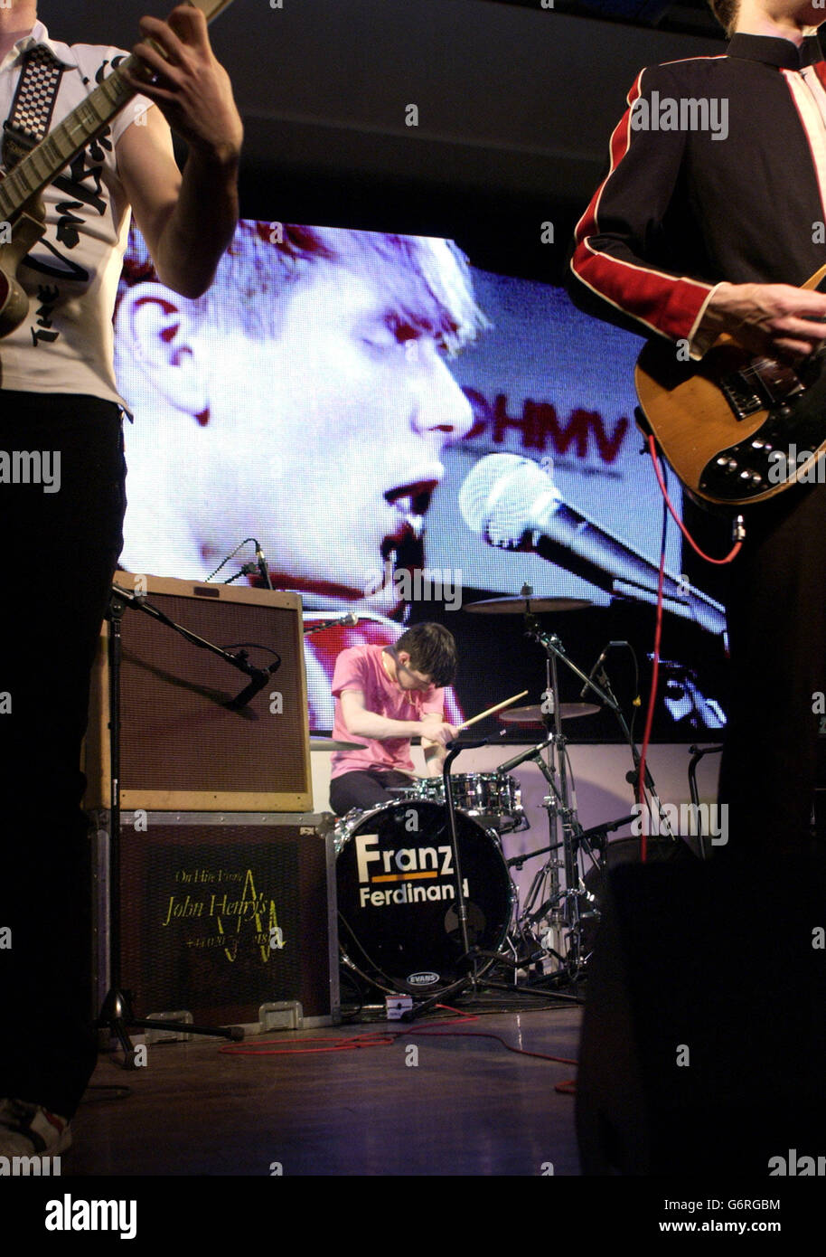 Die schottische Band Franz Ferdinand treten live während eines Autogrammens auf, um ihr selbstbetiteltes Debütalbum im HMV im Zentrum Londons zu promoten. Stockfoto