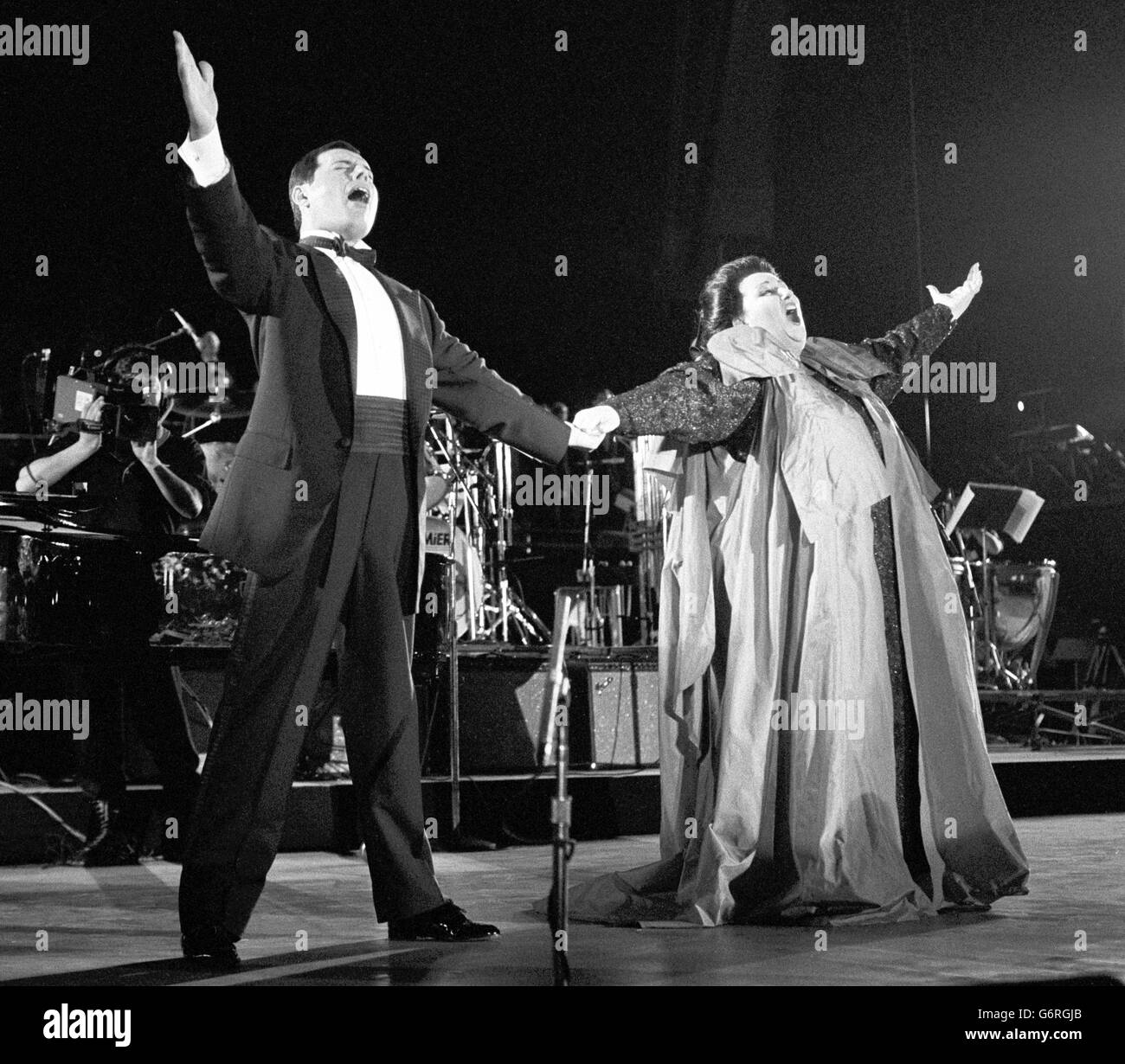 Freddie Mercury und Monserrat Caballe führen ihre Hit Barcelona bei einem Open-Air-Konzert auf der Piste von Barcelonas Montjuich Park gehalten, die Ankunft der olympischen Flagge von Seoul und der Einführung von Spanien die Vier zu feiern - Jahr kulturelle olmpiad. Stockfoto Freddie Mercury und Monserrat Caballe führen ihre Hit Barcelona bei einem Open-Air-Konzert auf der Piste von Barcelonas Montjuich Park gehalten, die Ankunft der olympischen Flagge von Seoul und der Einführung von Spanien die Vier zu feiern - Jahr kulturelle olmpiad. Stockfoto