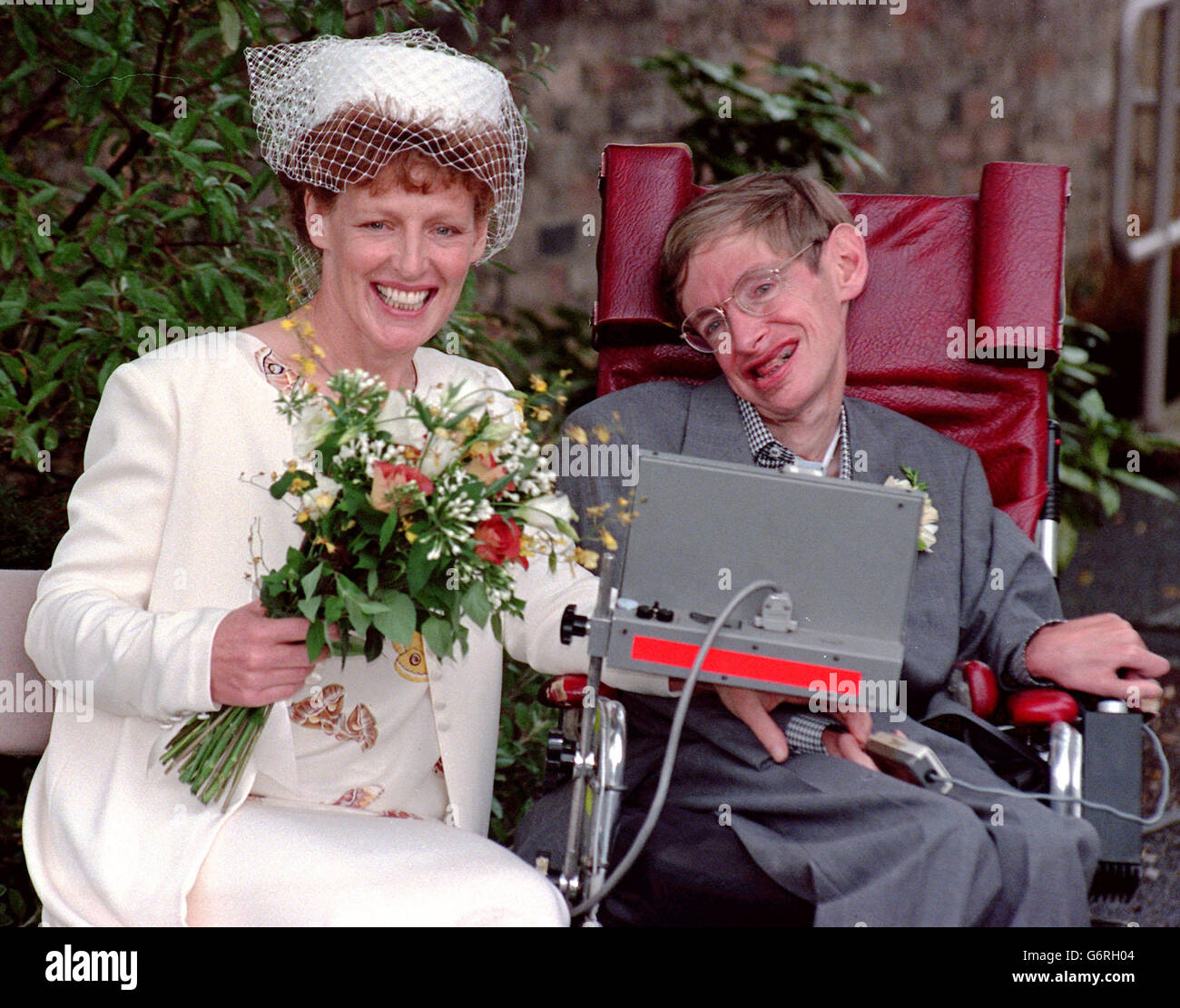 Der weltbekannte Wissenschaftler Stephen Hawking und seine Frau und Krankenschwester Elaine Mason nach der Trauung im Standesamt Cambridge. Stockfoto