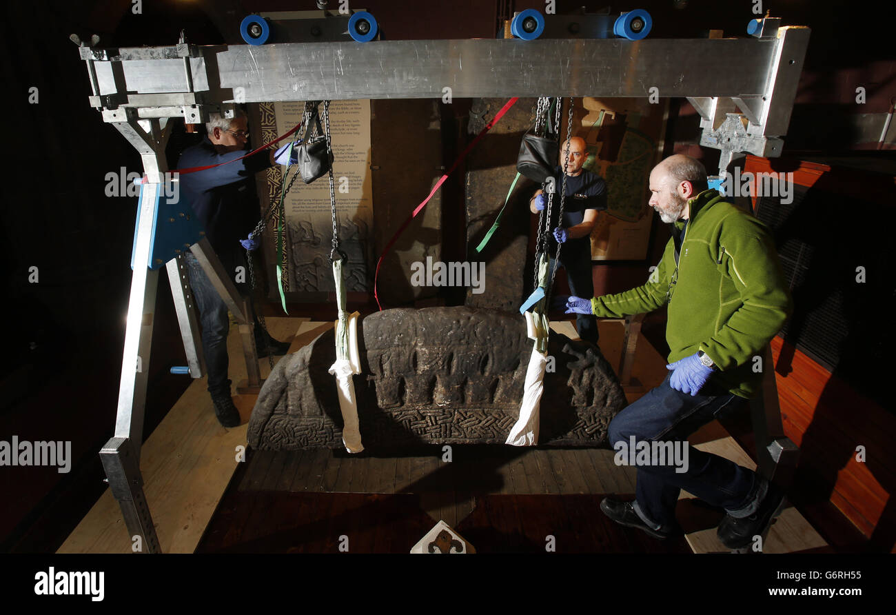 Ein frühmittelalterlicher Grabstein wird in der Govan Old Church in Schottland vorbereitet, bevor er zur Eröffnung einer neuen Ausstellung nach London verlegt wird. Stockfoto