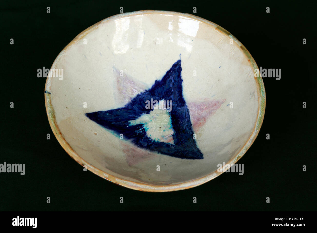 Keramiktopf Keramik weiß glasierte Schale mit blaues Dreieck Stockfoto