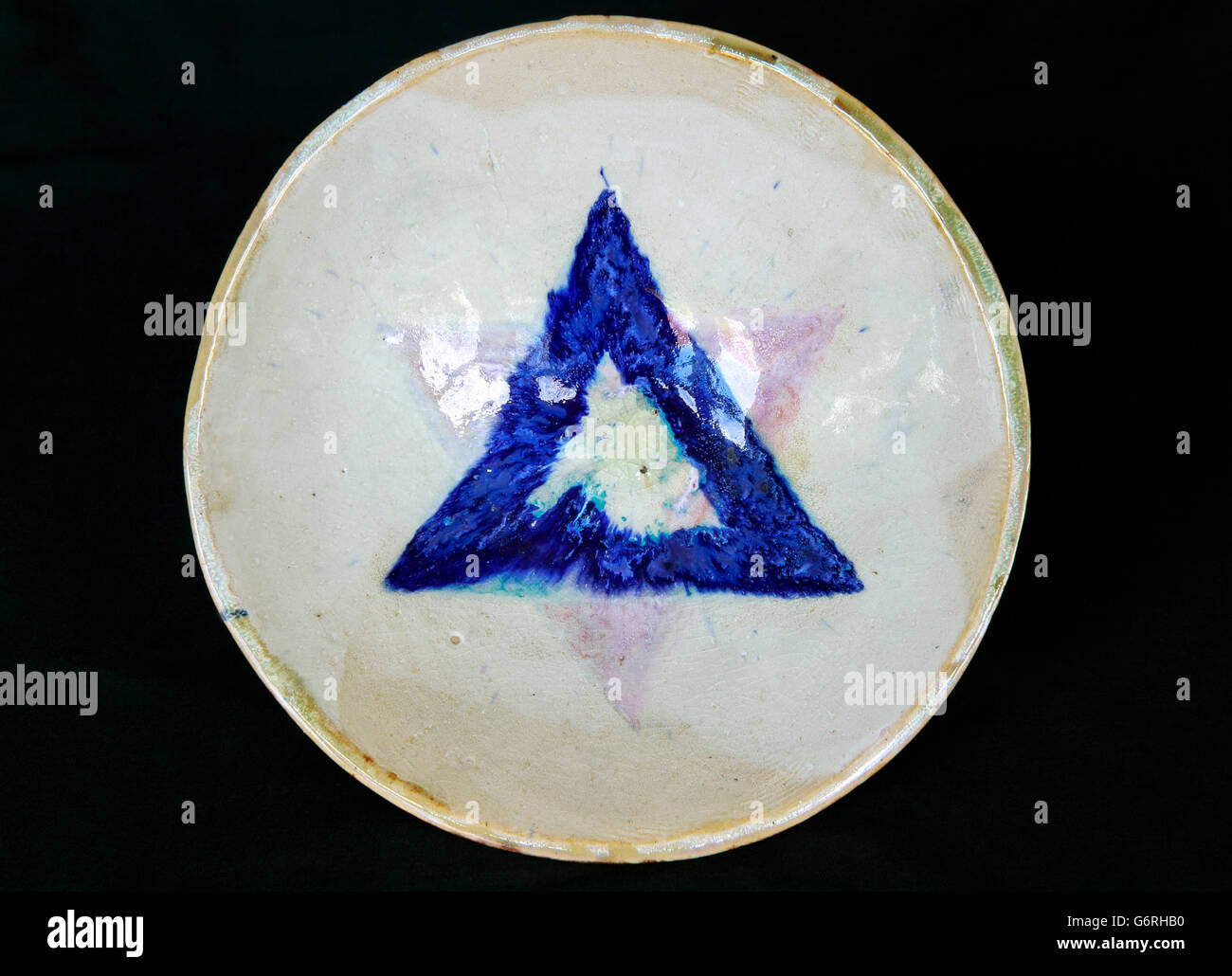 Keramiktopf Keramik weiß glasierte Schale mit blaues Dreieck Stockfoto