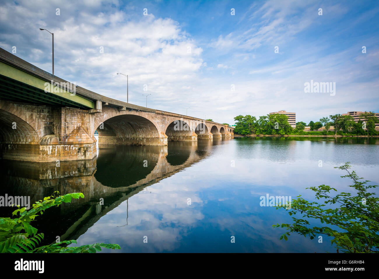 Die Bulkeley Bridge über den Connecticut River in Hartford, Connecticut. Stockfoto