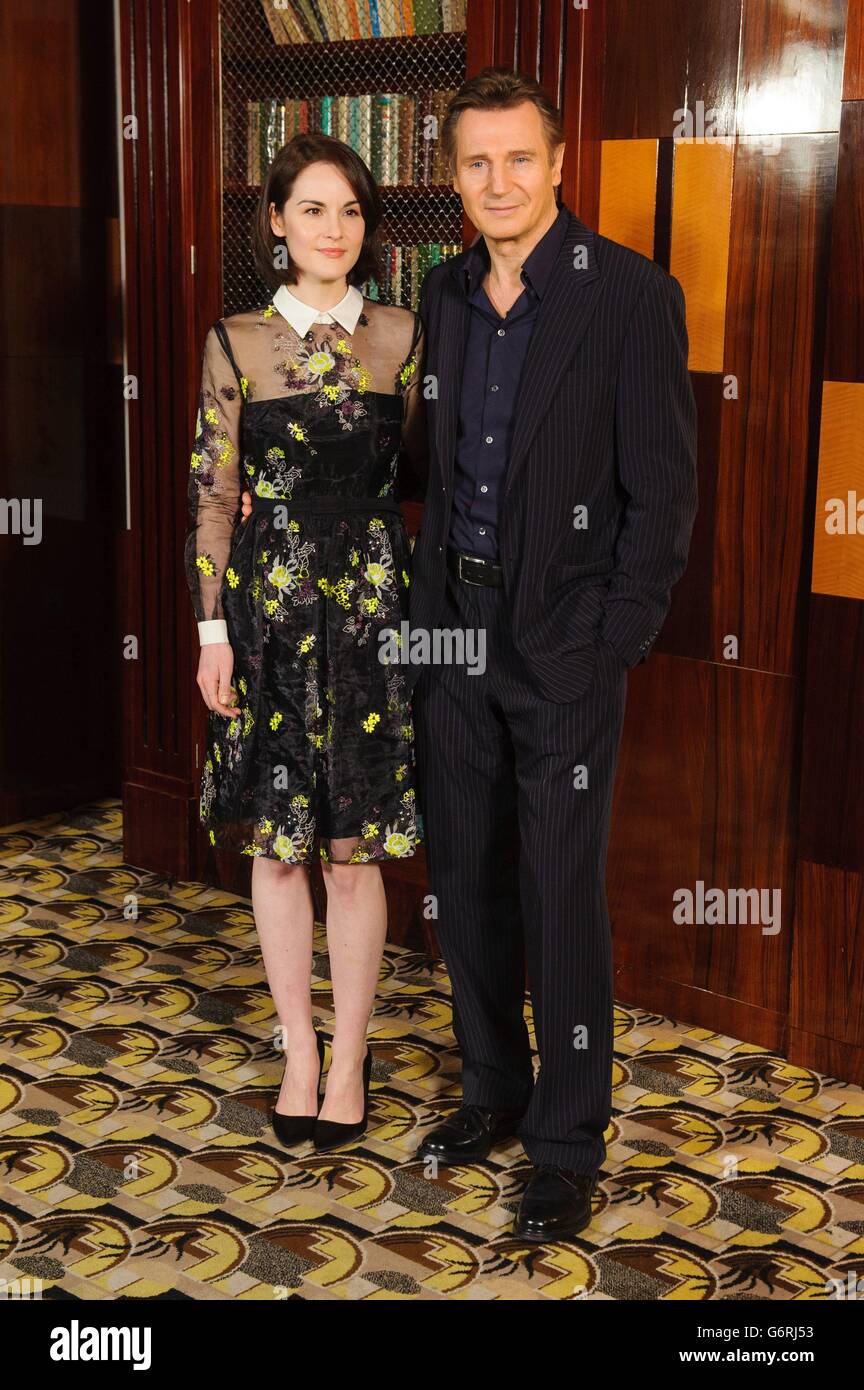 Non-Stop Photocall - London. Michelle Dockery und Liam Neeson bei einer Fotoaufnahme für den Film „Non-Stop“ in China Tang, im Zentrum von London. Stockfoto