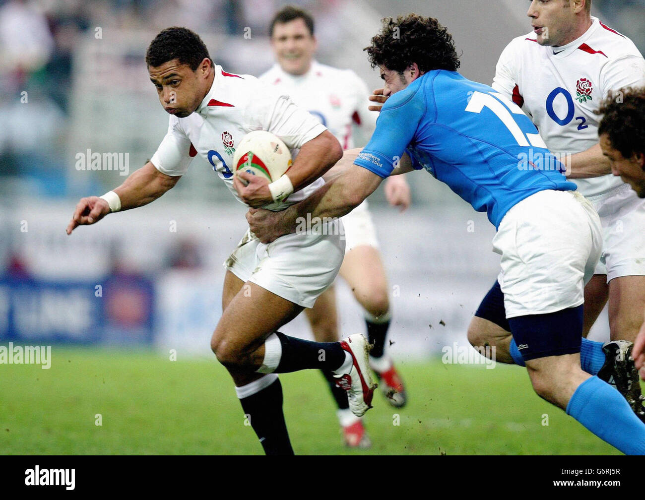 Der Engländer Jason Robinson (links) wird vom Italiener Andrea Masi während ihres RBS 6 Nations-Spiels im Stadio Flaminio in Rom, Italien, herausgefordert. England gewann 50:9. Stockfoto