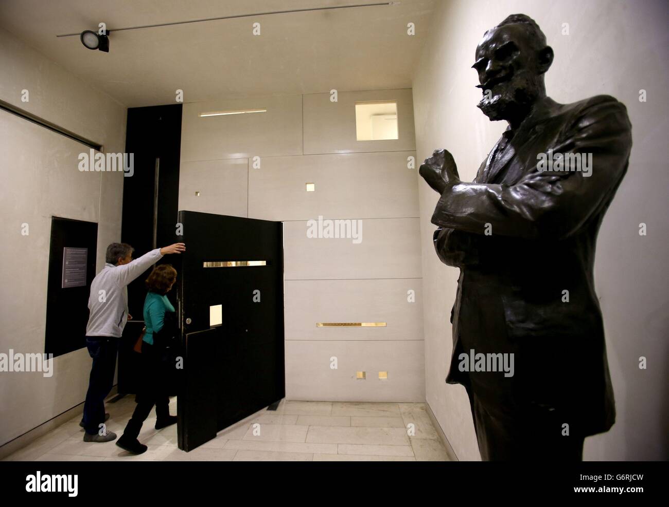 Eine Statue des irischen Dramatikers George Bernard Shaw in der National Gallery of Ireland, Dublin, wie die Galerie heute 150 Jahre feiert. Stockfoto