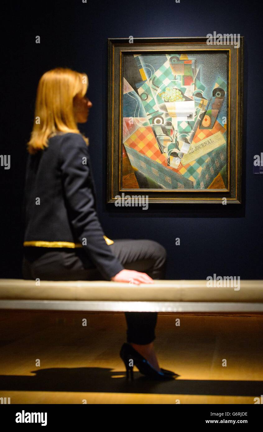 Der Mitarbeiter von Christie, Amber Hailes, sieht „Nature morte a la nappe a carreaux“, die 1915 von Juan Gris gemalt wurde, und die voraussichtlich im nächsten Monat im Rahmen des Verkaufs impressionistischer, moderner und surrealistischer Kunst von Christie &ACIRC;&Pound;12 Millionen erhalten wird. Stockfoto