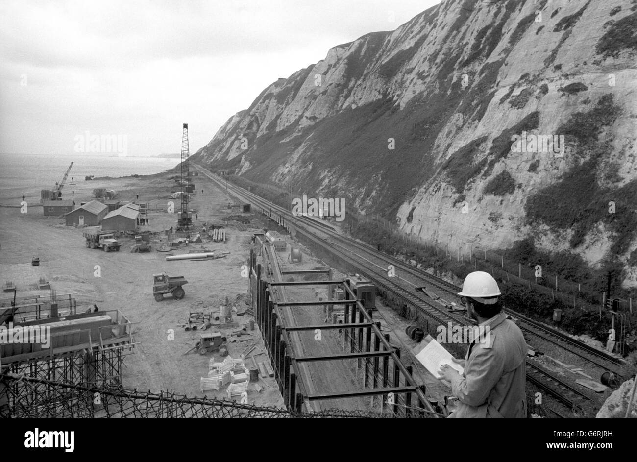 30,8 m zweite Phase des Kanaltunnelprojekts. Zwei Tunnel, einer oben auf der Klippe und der andere darunter, werden gebaut, um den Auftragnehmern den Zugang zu dem Punkt zu ermöglichen, an dem sie später in diesem Jahr mit den Arbeiten am Kanaltunnel beginnen werden. Stockfoto